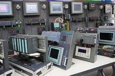 Proč je Siemens S7-400H ideálním redundantním ovladačem pro kritické průmyslové aplikace?
